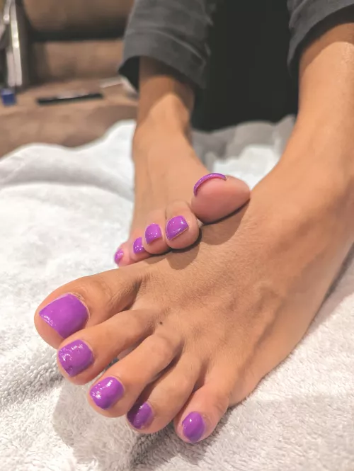 Purple toes by SaashaSmooth