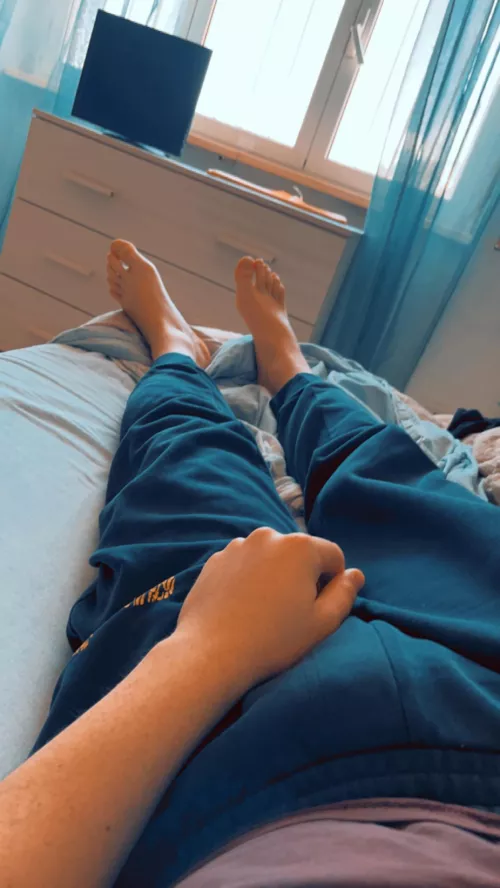 24 hi guys , add me if you like feet….and cock too lol. I’m Marcomix90. Be funny please. Huge+++twinks+++legs+++ by mmugol