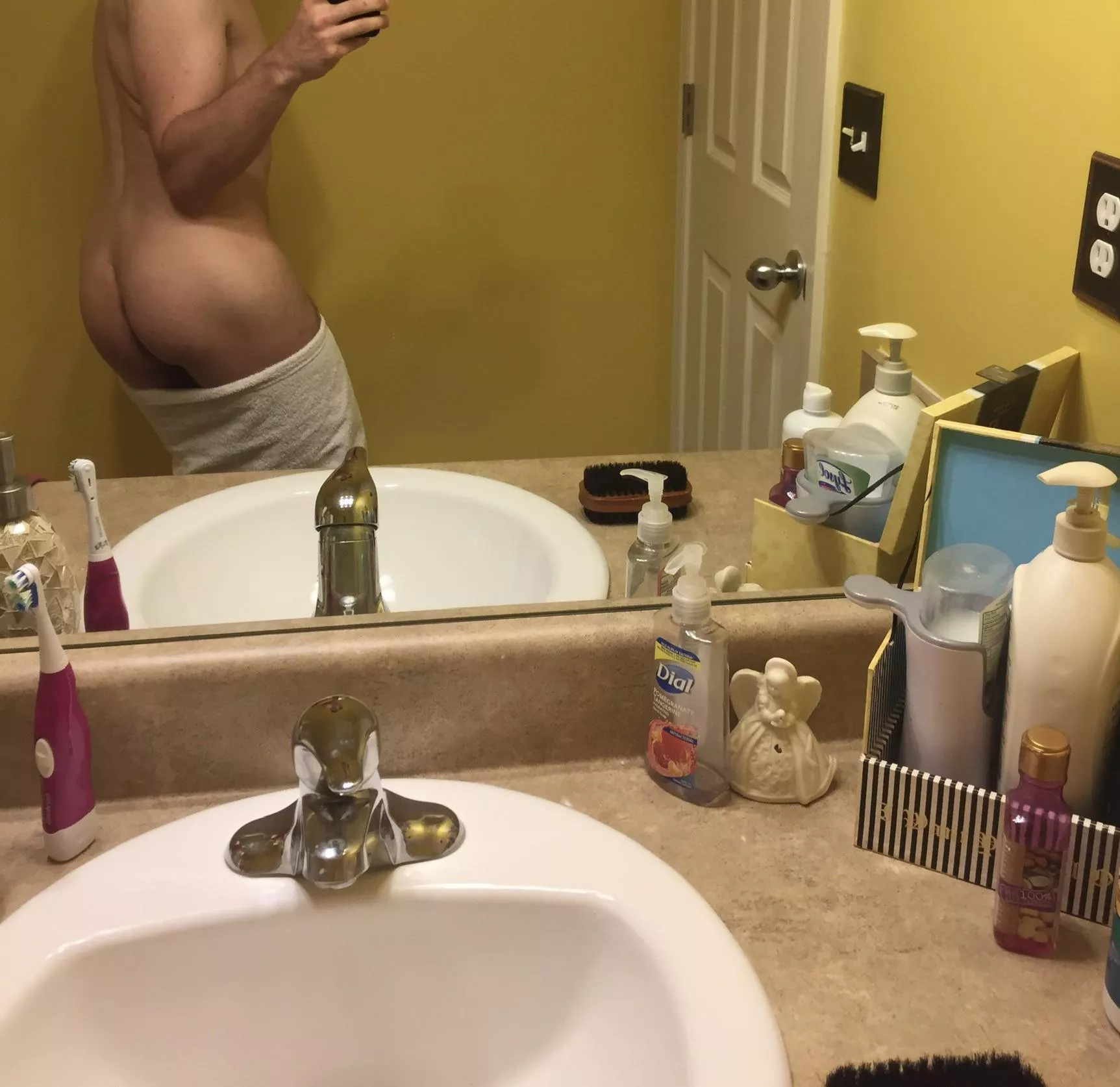 40 upvotes to see me post with full face 😜 posted by nickifuckedmyass