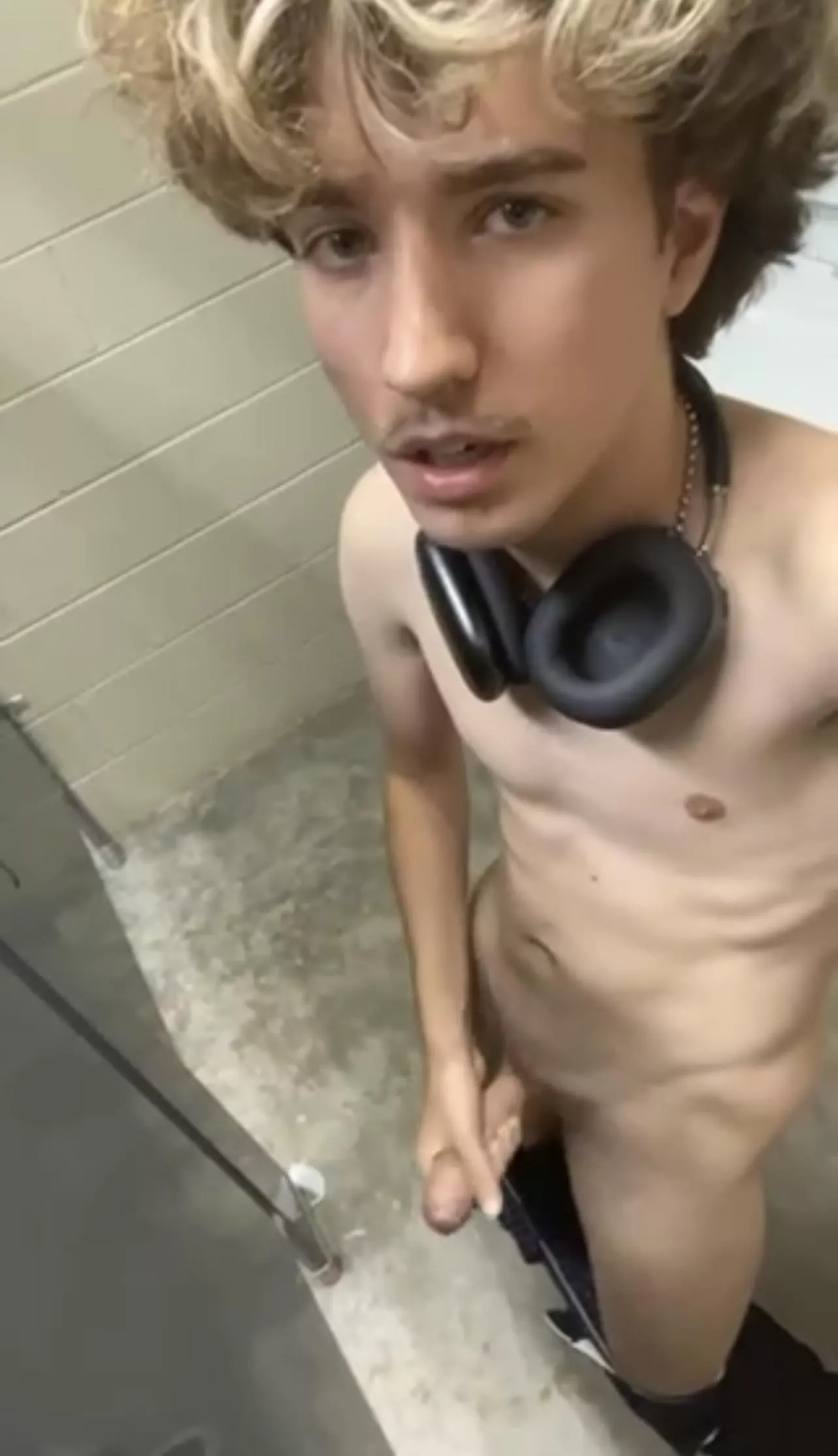 college bro 21 looking for similar hmu to watch the full vid of me cumming @starboytommyy posted by xrmii