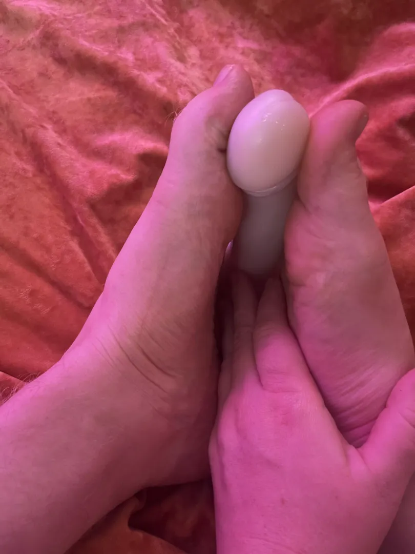 Don’t you wish it was you that my toes were stroking? posted by footbythesloot