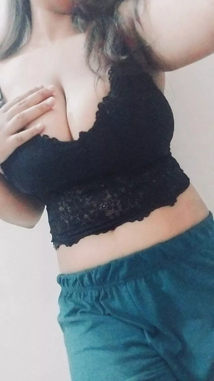 [F]21 I swear 😭 My Classmates Are Dying to watch me like this 🙈💕 posted by SlapMyTitsDaddye