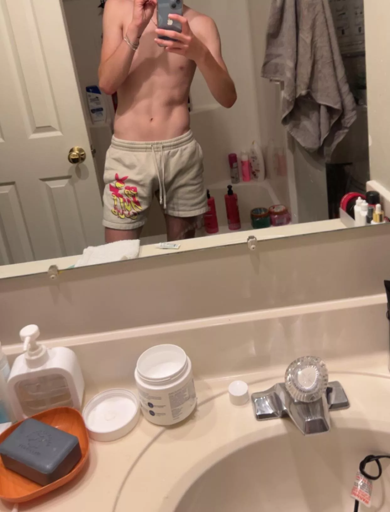 hmu 😏 posted by traerhay