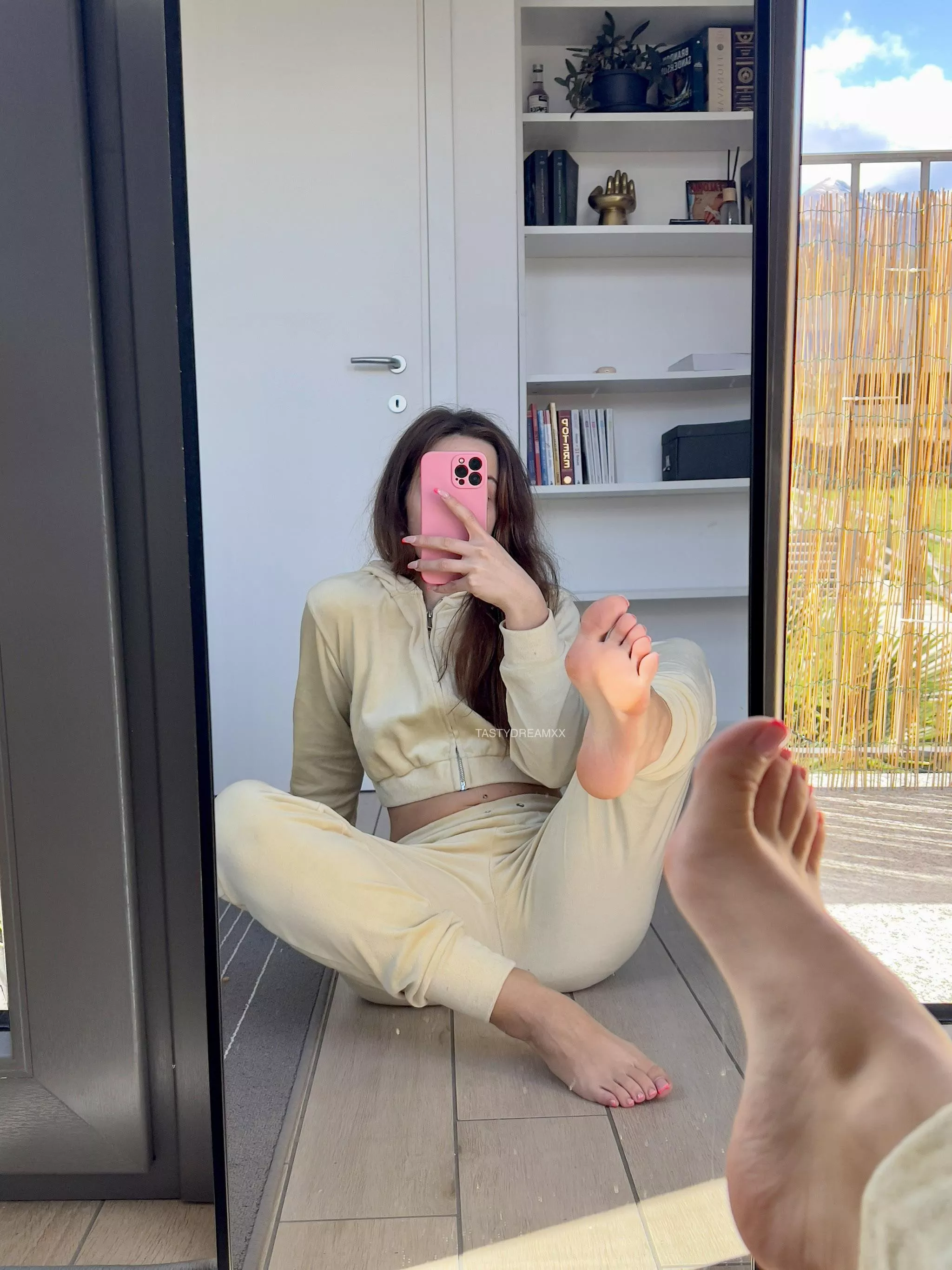 I love using mirrors… you can see both my toes and my sole 🤭 posted by tastydreamxx