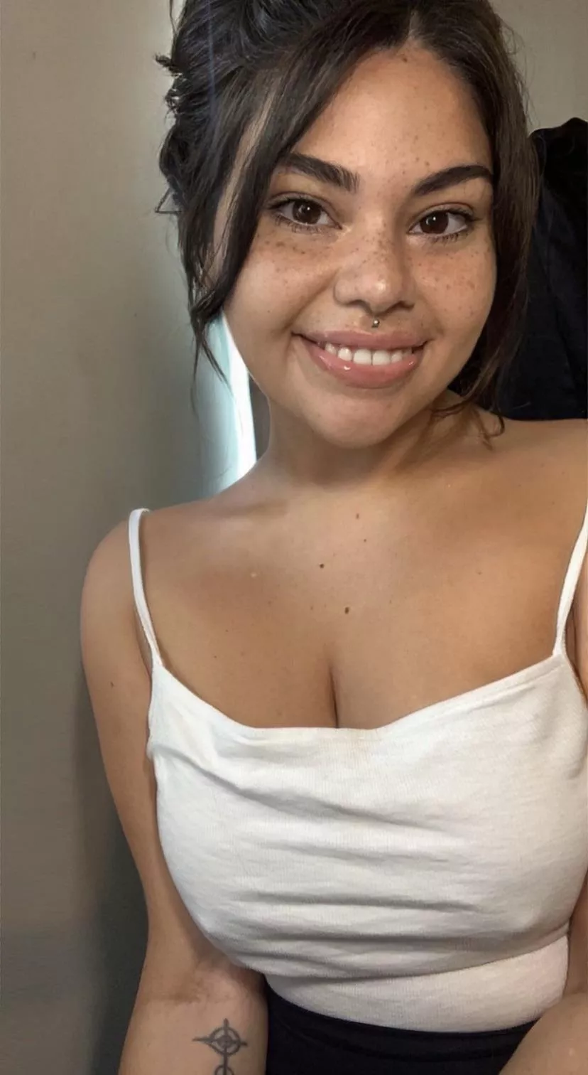 Just a little peek 🫣 posted by mollyzedolly