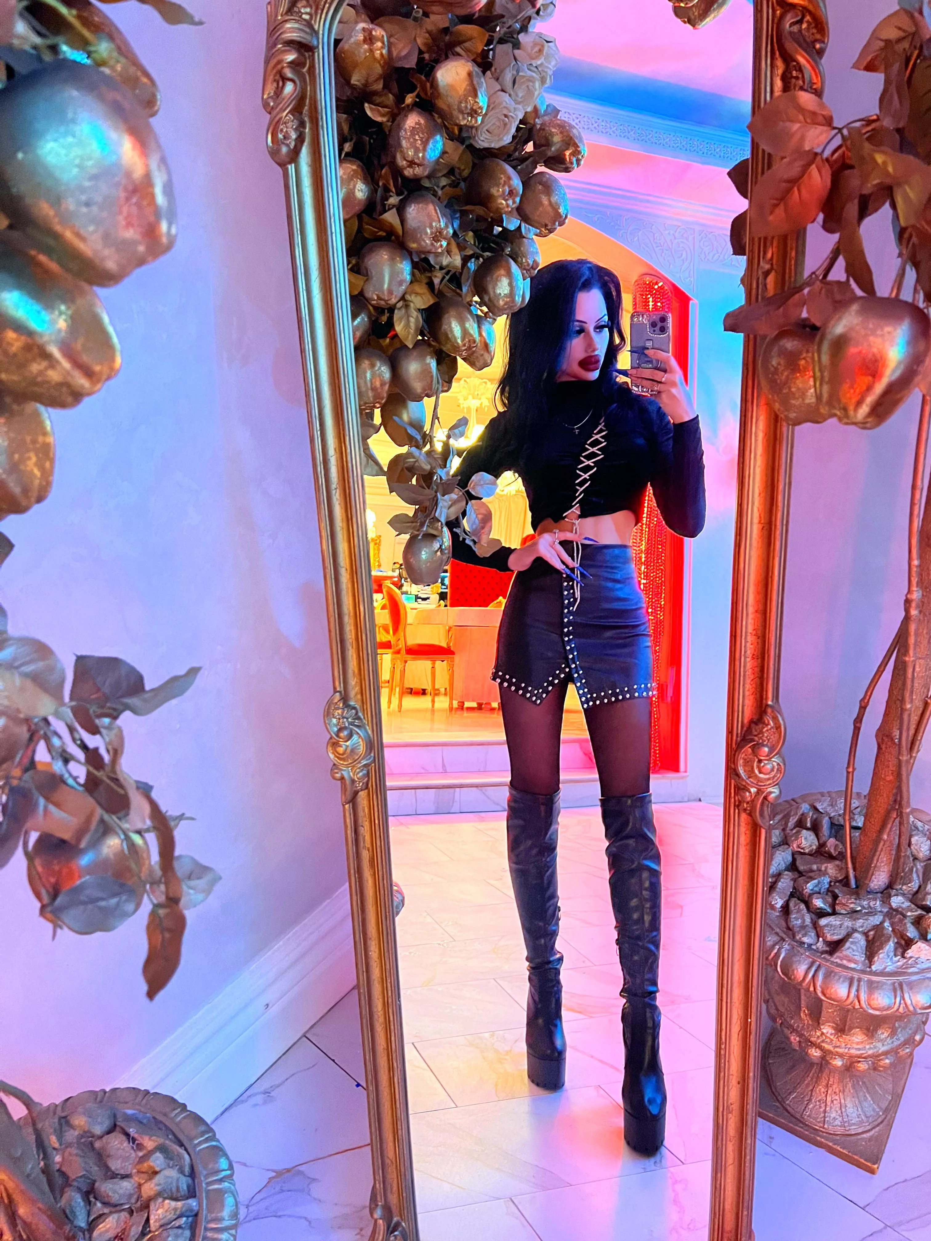 Mirror selfie posted by Fine-Ad2329