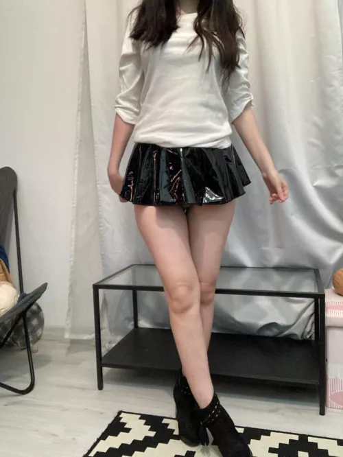 Sexy legs with skirt by kinkyhotdreams