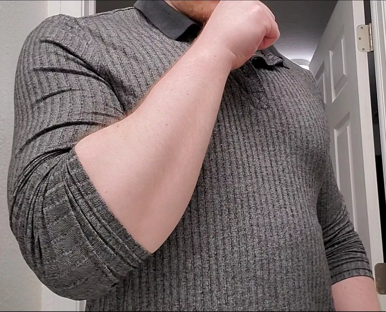 Trying to cut some more definition into my arms 💪 posted by ManufacturerMany5498