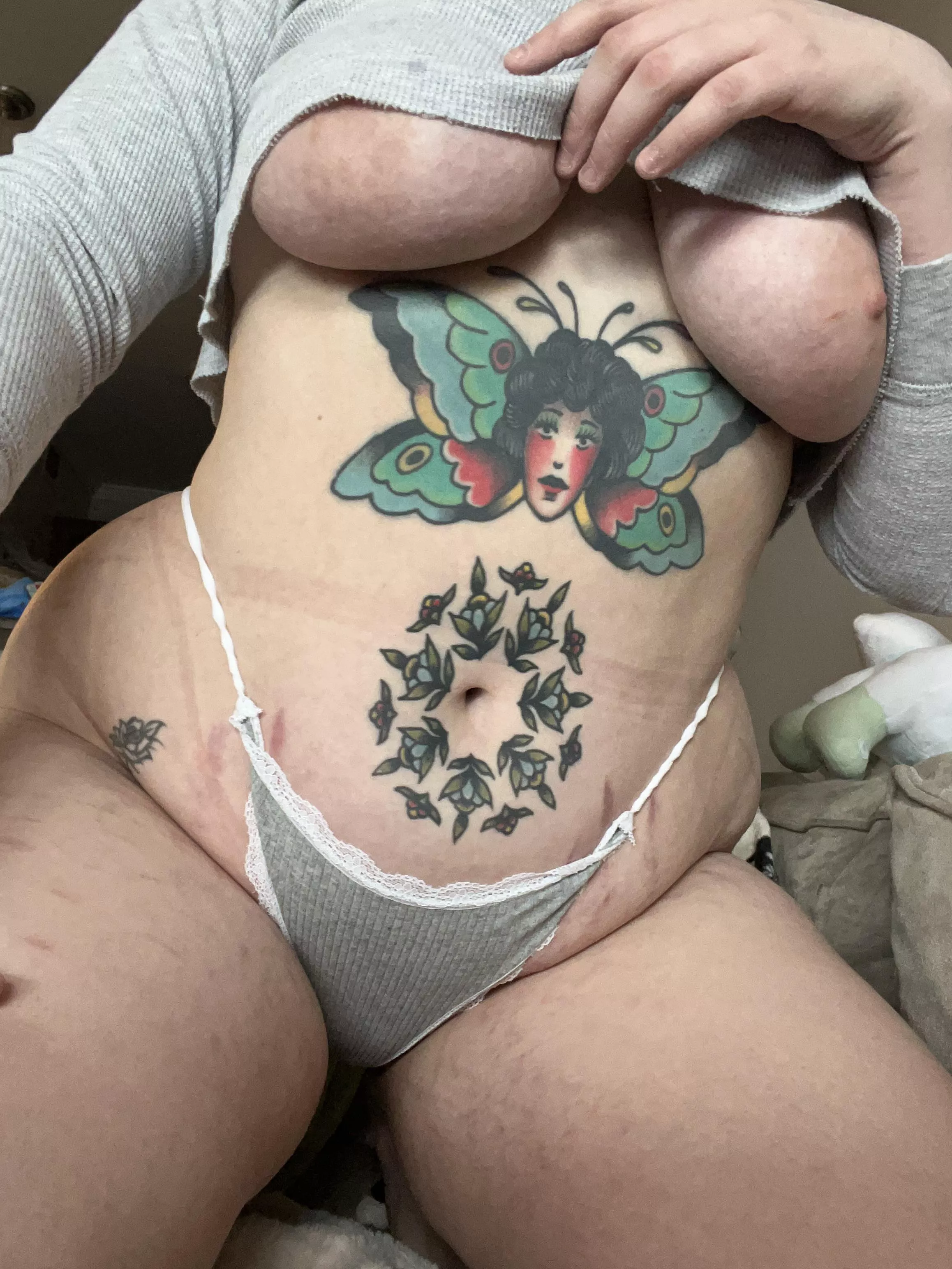 Tummy and titties posted by Jazzlike-Version9711