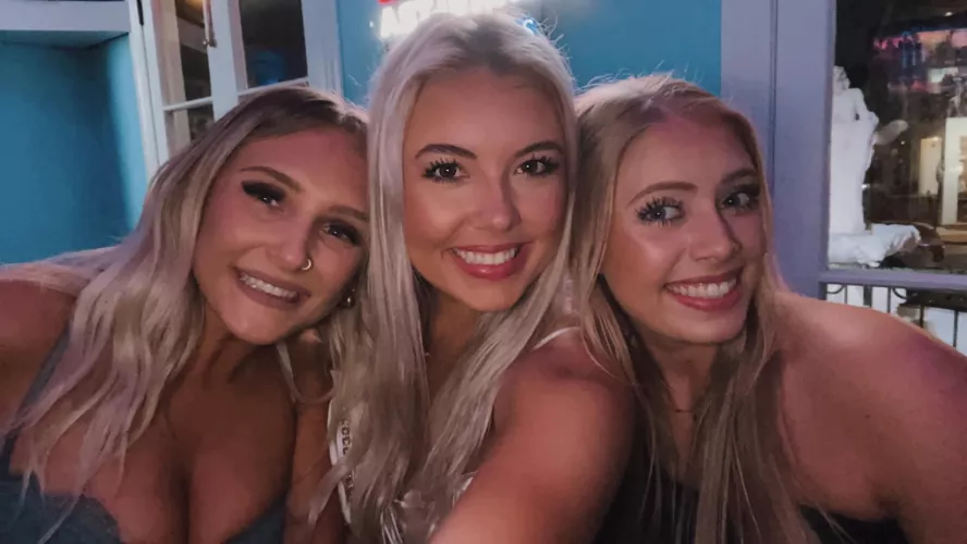 Beautiful friend group! by Generous_bee