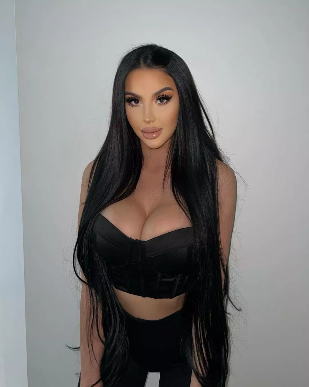 Brunette Bimbo posted by FMKThrowaway2020