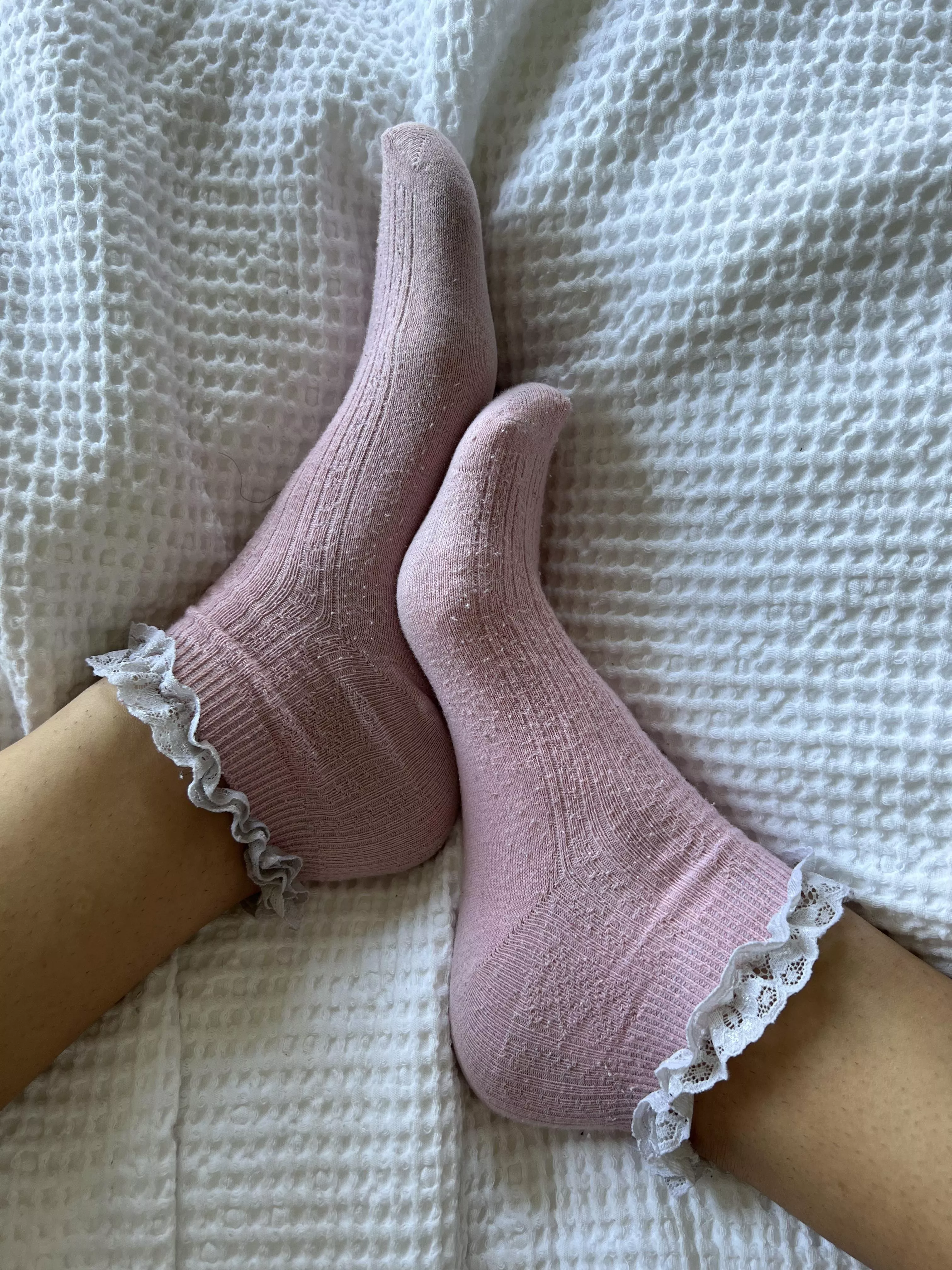 Found these cute pink & frilly socks posted by tanyasweetfeet