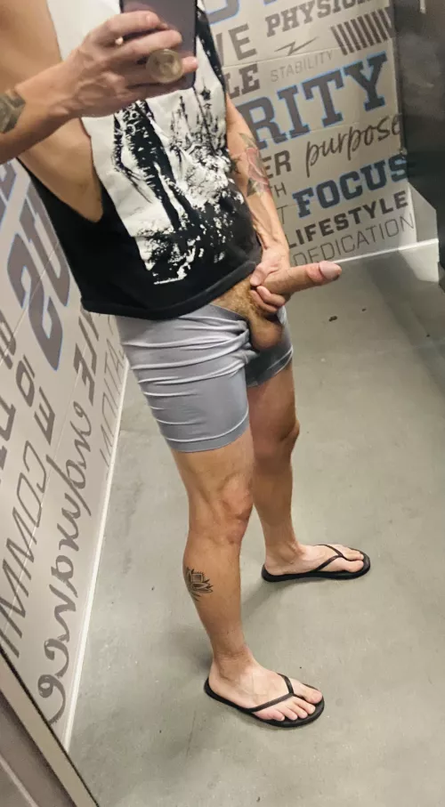 I’m assuming this is what the selfie area in the gym locker room is for by feelsweird999