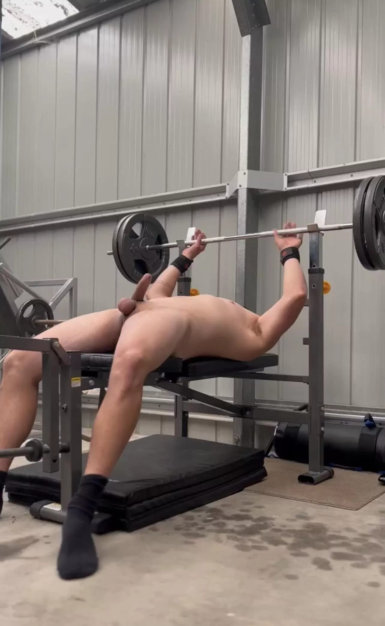 Who would play with this cock while benched out 225 😈 posted by Themaskedgoddessss