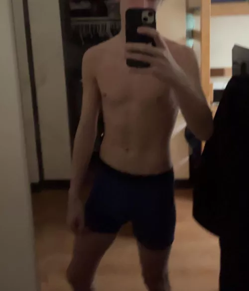 19 M looking for guys to talk to (daddies++)(jocks++)(face+++) by Klutzy_Ad9791