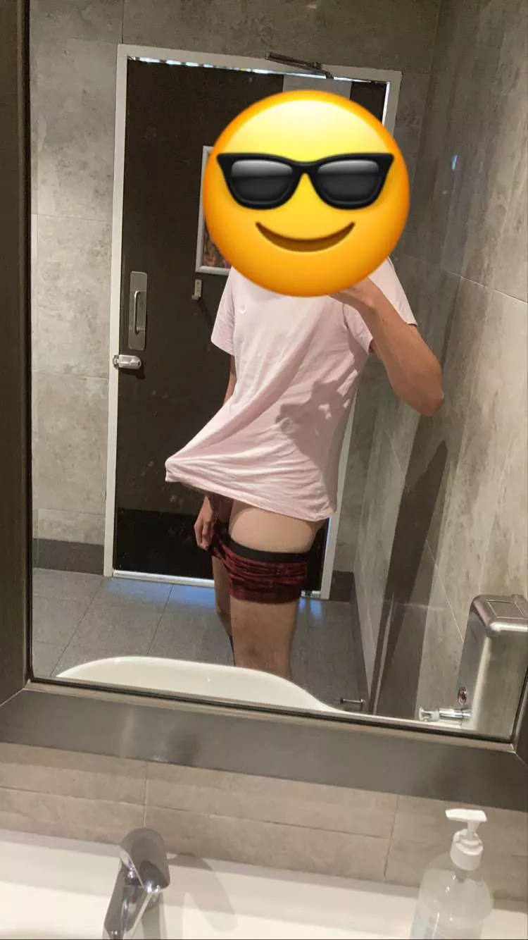 Comment and I’ll dm you him uncovered 😏🤝 posted by HairyHagrids_Anus