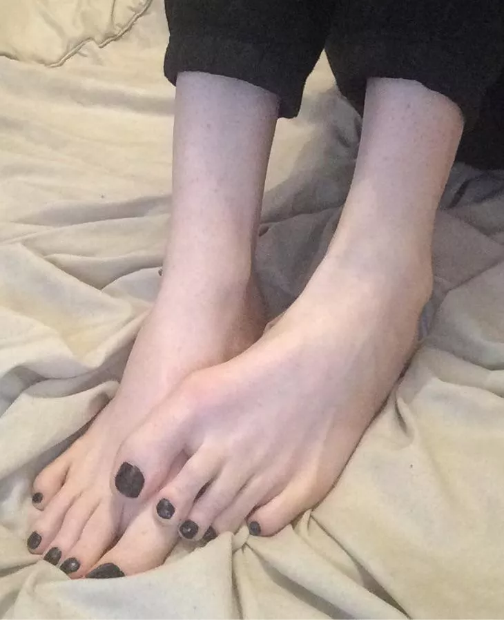 Freshly painted toes 🖤 posted by MissPirait