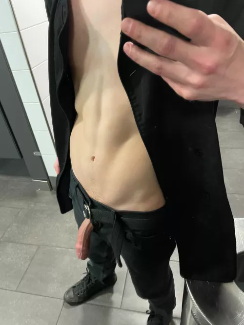 How do I look? by AnonymouslyName