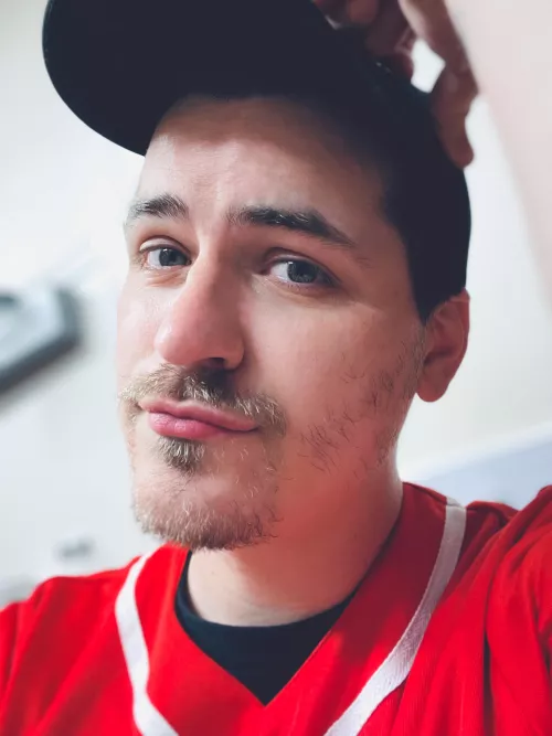 I guess I’m keeping the scruff 🐺 by resiidenteviil