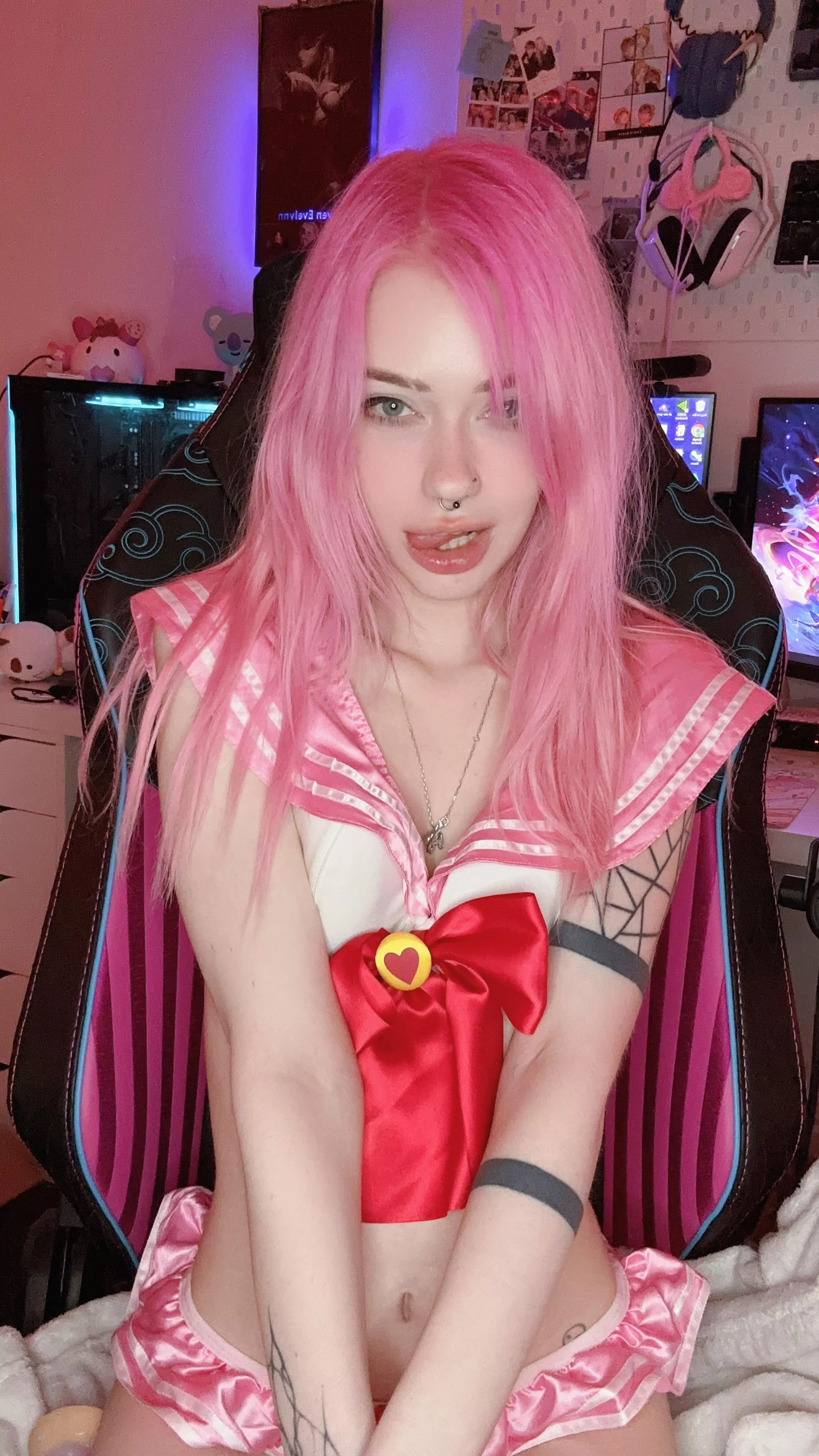 Pink 💕 posted by saekkico