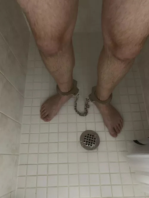 Shackled shower to start the weekend. A fun way to start the weekend and remind me who’s in charge 🔒⛓ by burlboy13