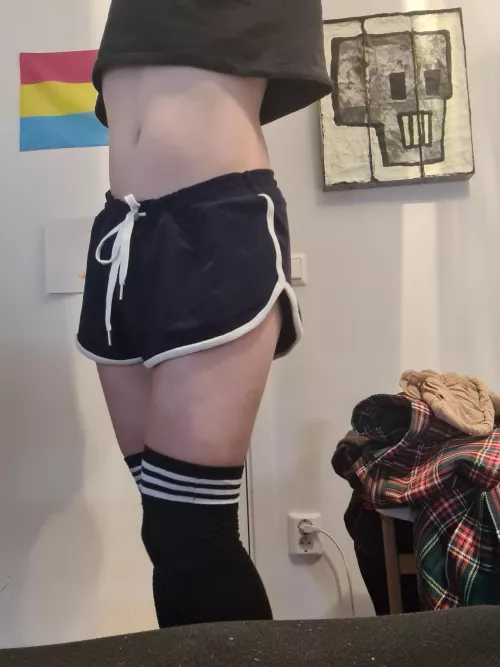 Thought these pants were cute :3 by Gulan33