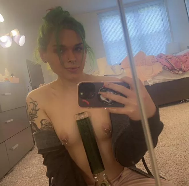 Who’s down to smoke, fuck, and play video games 😋 posted by princessvenom24