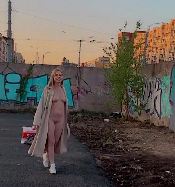 Almost naked in the city posted by nigthstarr_99