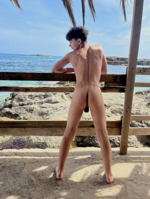 Anyone want to get my back? 🧴 by ZayneBright