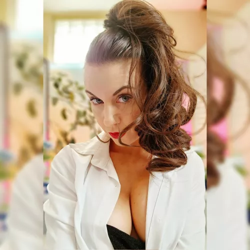 Cleavage selfie by VinceMayVideo