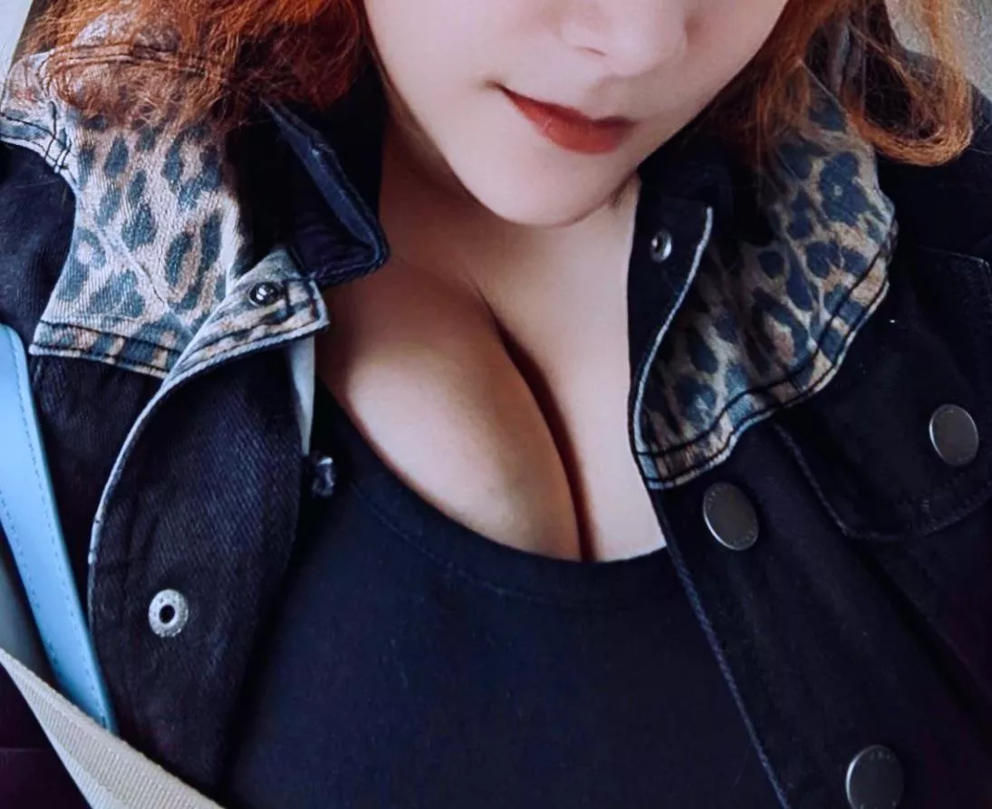 Happy Sunday loves 😘 My conundrum every time I’m in the car. Does the seatbelt go over or under my boobs? 😉 posted by Usernamessuck765