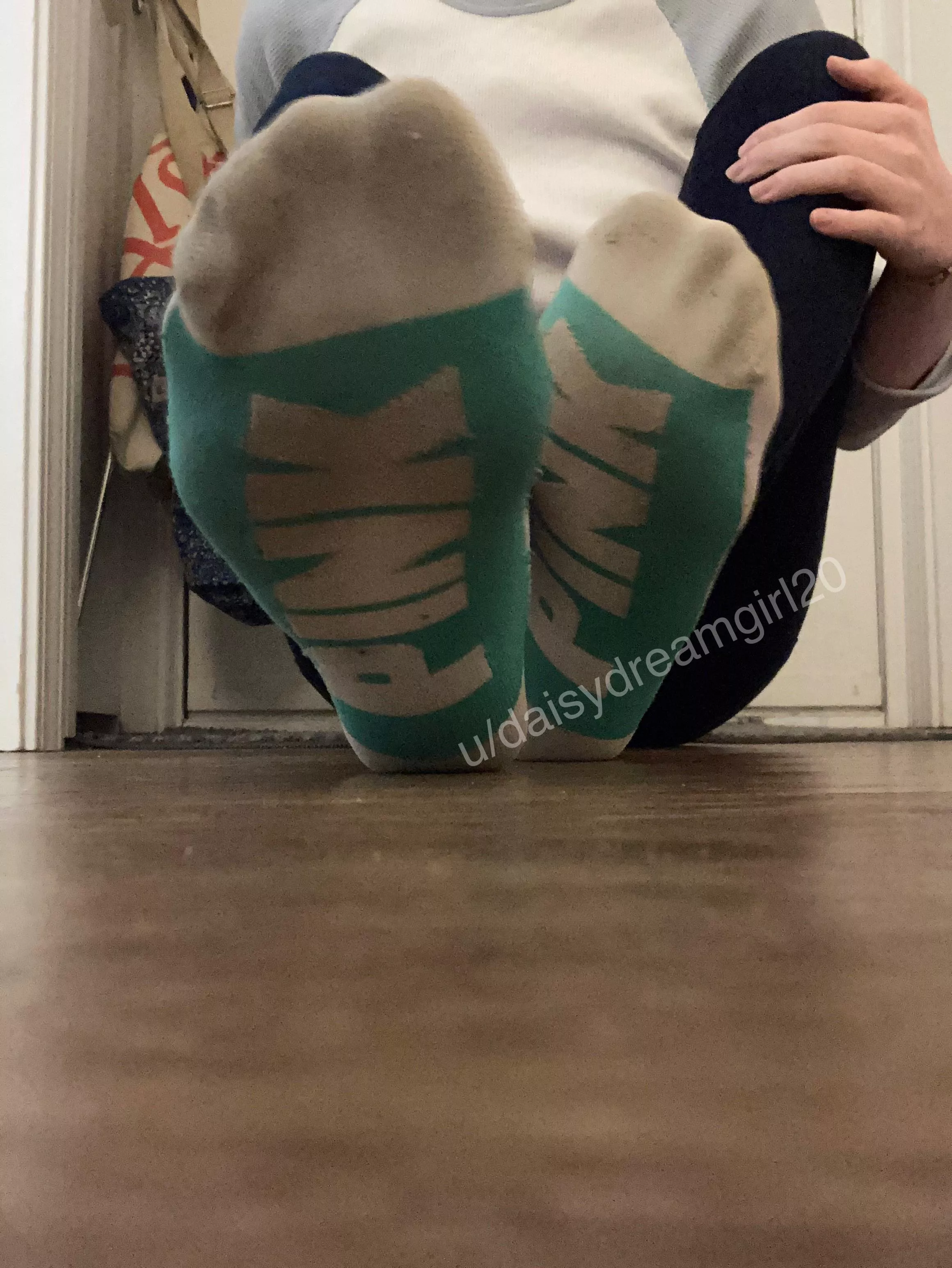i’ve been wearing these PINK socks for 7 days. i feel so bad for who ever sits next to me in yoga today, i mean just look at those toe prints [selling] [us] posted by daisydreamgirl20