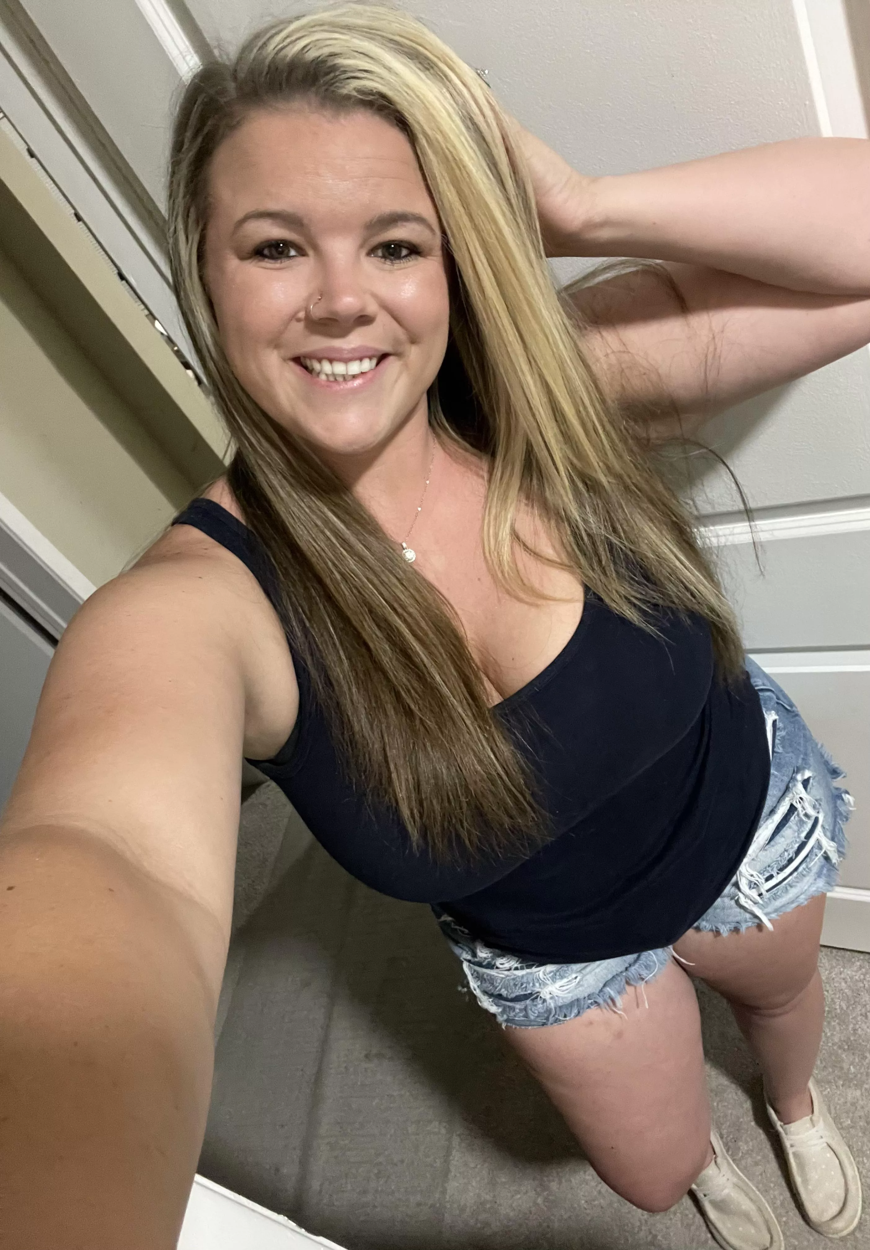 Just a pretty & curvy milf with a knack for sexy pics 🔥📸 posted by kaydancek