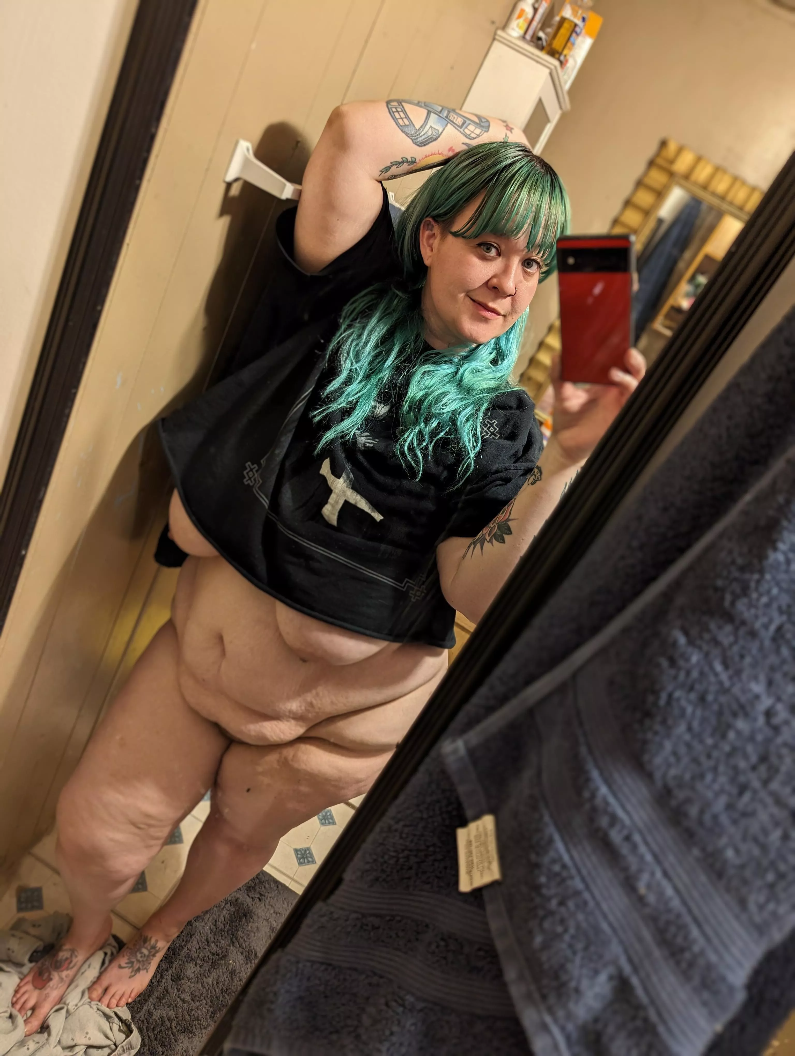 just a short top♥️ posted by EllesCuteFeets