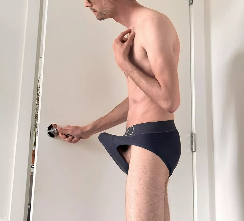 Morning wood, a big dick, and need to sneak to the bathroom. posted by curiosity-strike