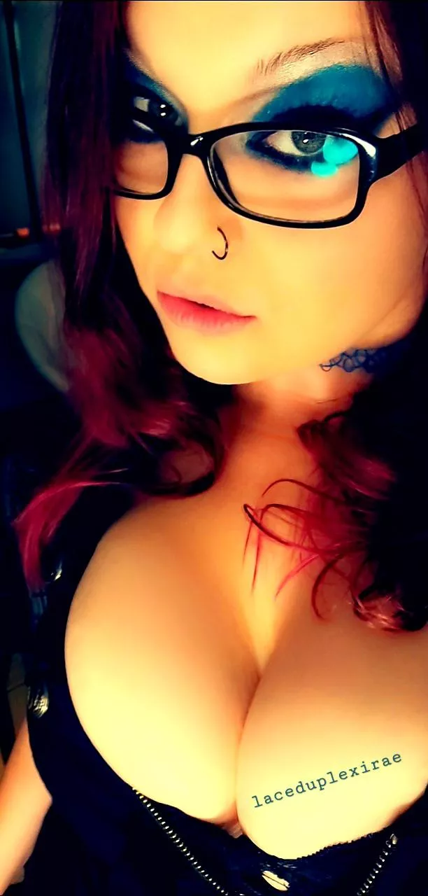 Please daddy? 👀 posted by laceduplexirae