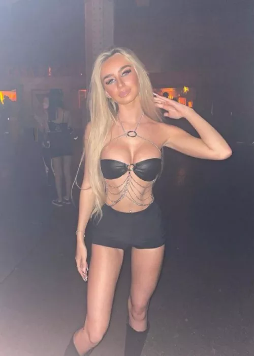 She’s ready for her gang bang by HaylieComfy