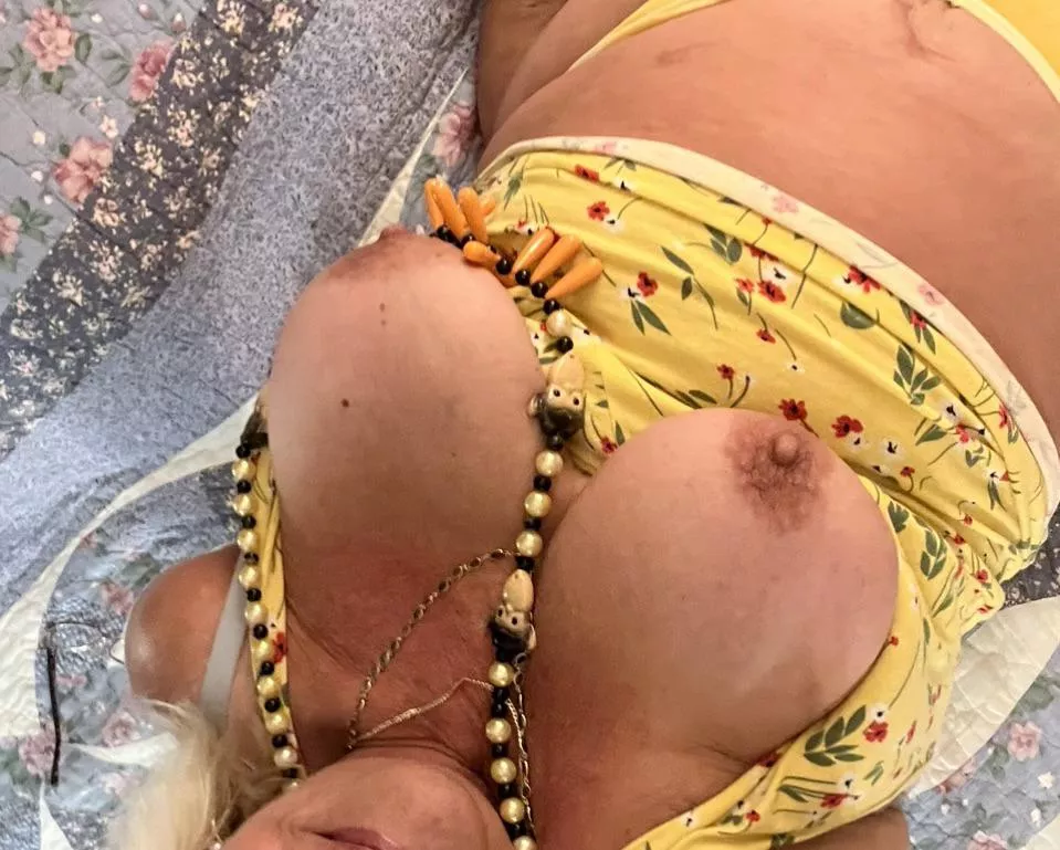 Suck my Hard Nipples 💋😋 F 55 💛 posted by Tawny_Kitten48