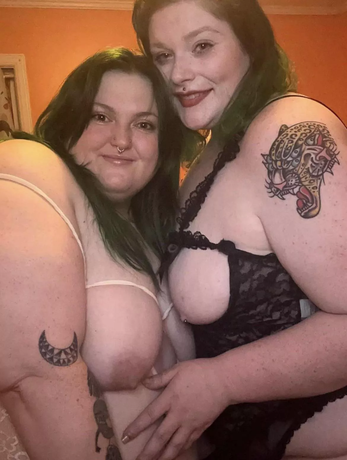 2 pretty best friends 💘 posted by CappieBB