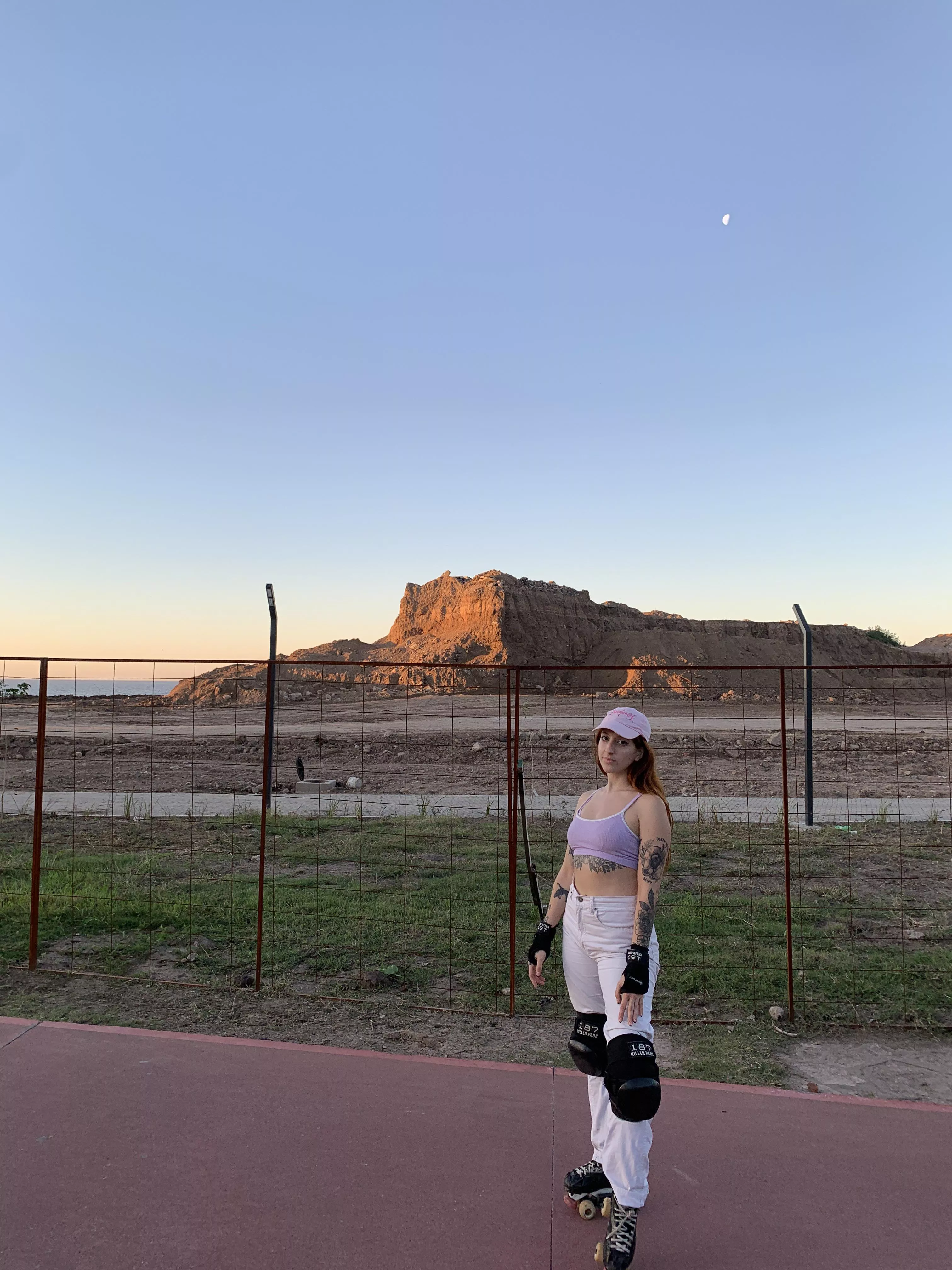 Are you into rollerskate girls? posted by Swim_Pretty