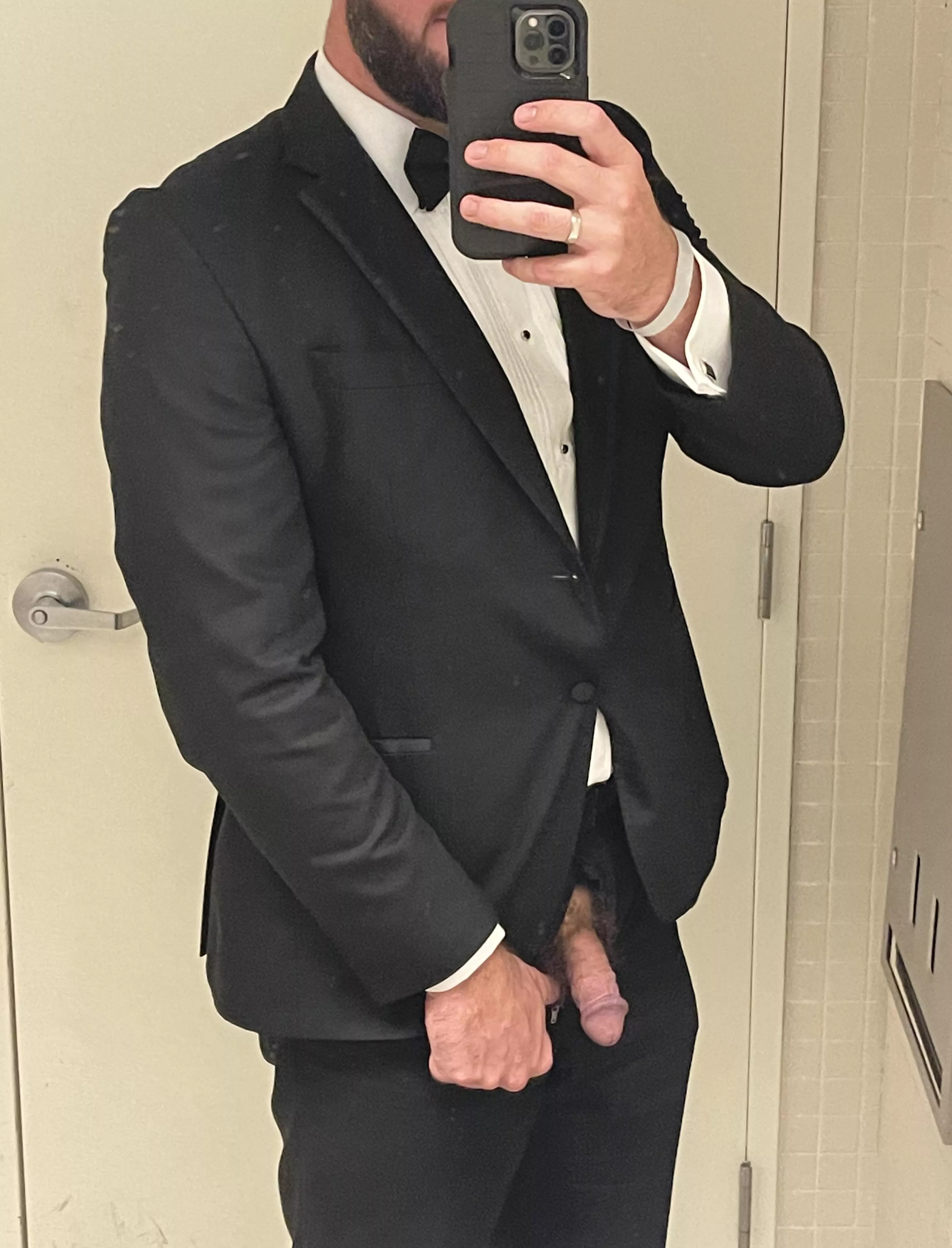 At a black tie affair in Dallas. Letting my pubes grow….. (40) Tall Texas dad posted by texasrugbyguywf