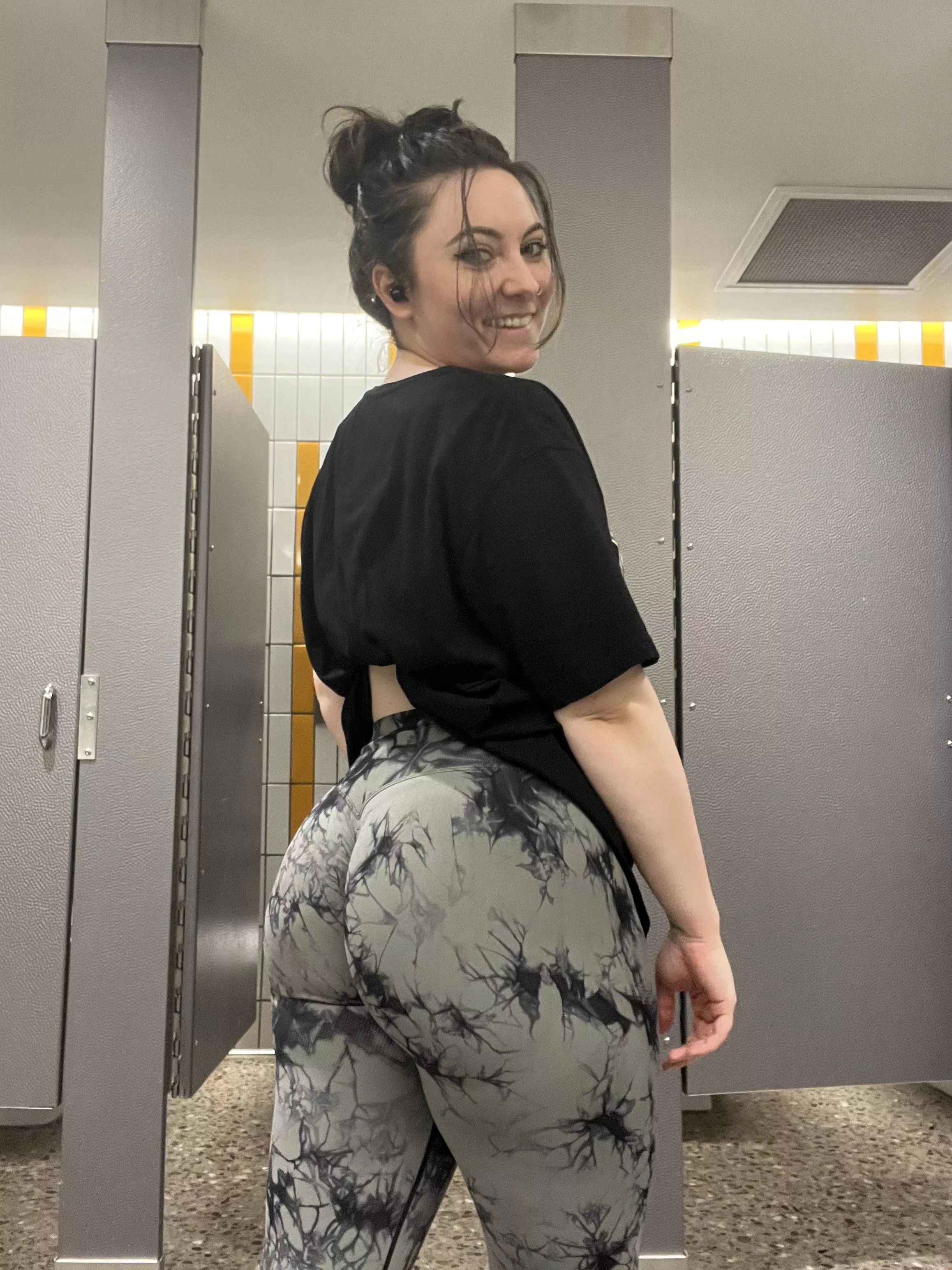 Do you like goth girls with big booties? 😏 posted by nuttybehavior