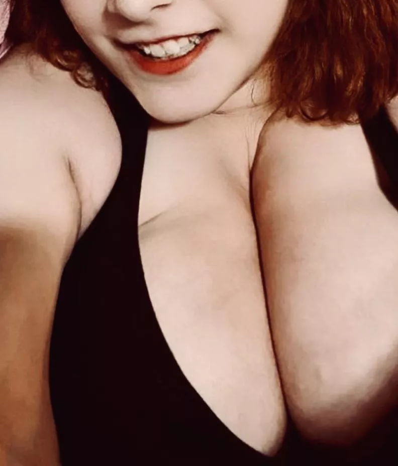 Happy Monday loves 😘 How about starting your week with my huge boobs and deep cleavage? 😉😊 posted by Usernamessuck765