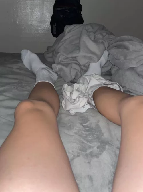 18 dm me. have a fetish for feet and cum socks 🥵 dm me if interests the same by britguy17