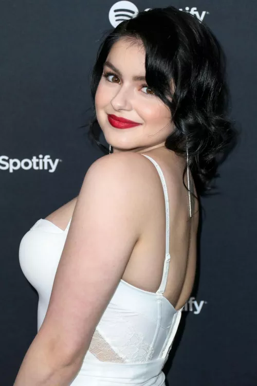 Ariel Winter by Dapper-Row7651