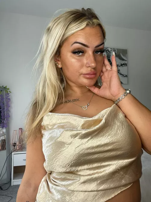 blonde selfie IUTR by thehorrificburglary