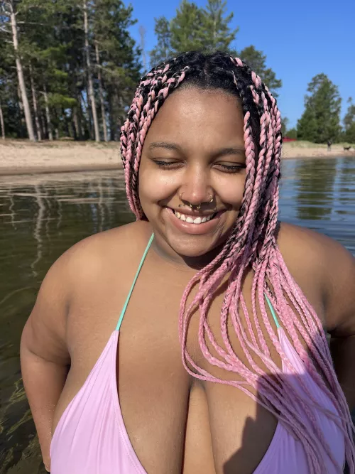 Idk I know I don’t have makeup on or anything but I feel pretty here by xoxostarry685