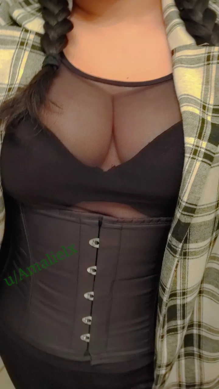 💛🧡🖤 love how a corset makes a mesh top so much better posted by Amalielx