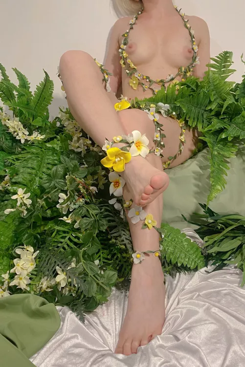 my tender and beautiful legs will be able to please you today by algeriancoue17