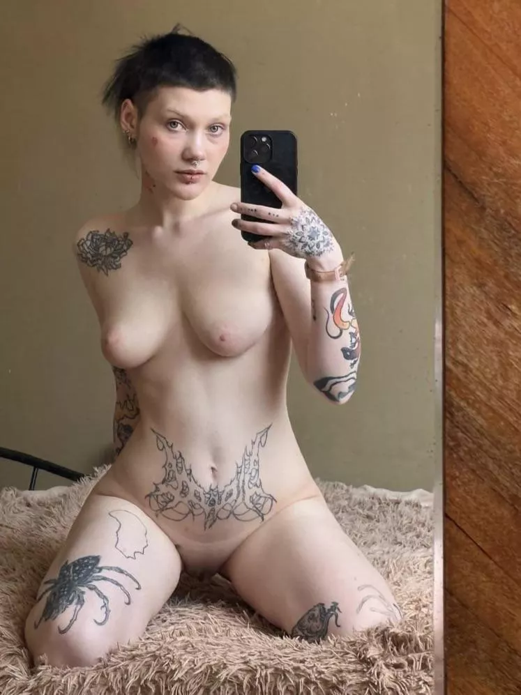 Nude in mirror [F] posted by stacypear